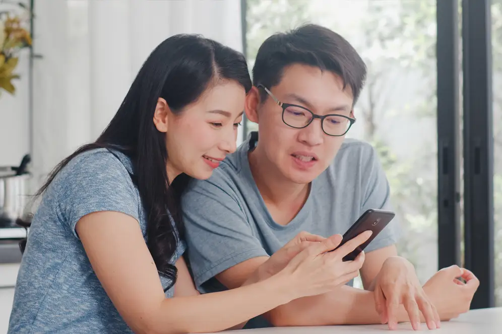 salo-services-contact Woman presenting phone to man